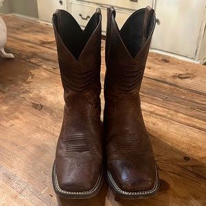 9.5 Ariat Boots. Barely worn.